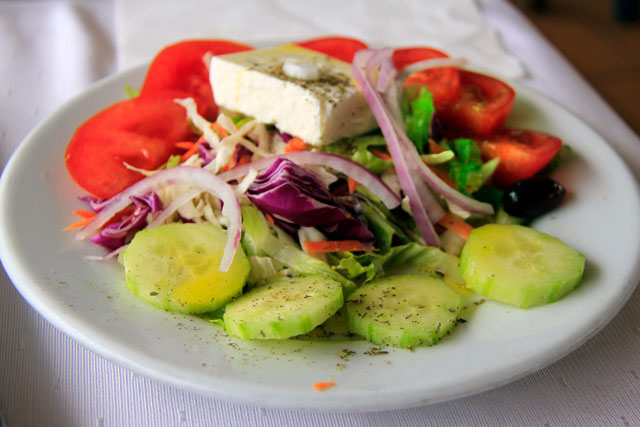 Salada grega servida em taverna da baía de Mikrolimano