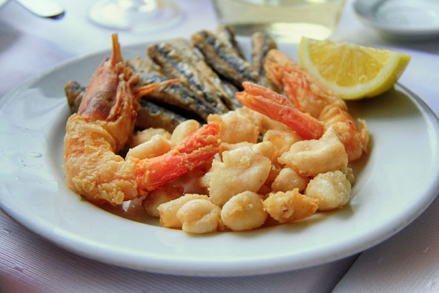 Porção de camarão, lula e sardinhas servida em taverna da baía de Mikrolimano