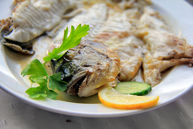 Peixe servido em taverna da baía de Mikrolimano