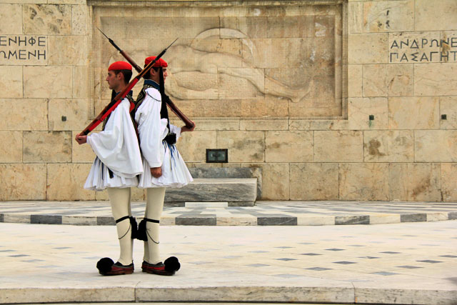 Troca da guarda do parlamento, de frente para a Tumba do Soldado Desconhecido
