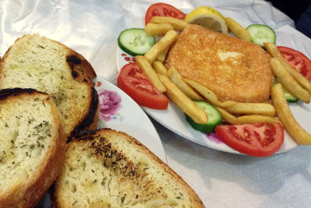 Saganaki servido no Aspro Alogo