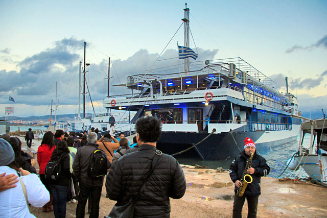 Embarcação da empresa Athens One Day Cruise, em Pireu