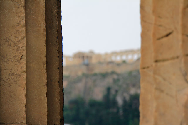 Partenon visto entre as colunas do Templo de Hefesto