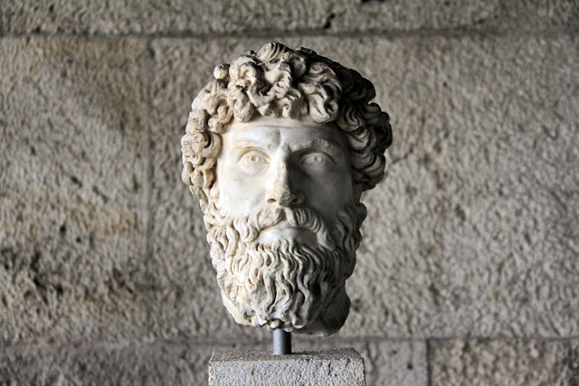 Estátua demonstra um rosto típico do século 2 a.C., no Museu da Ágora Antiga