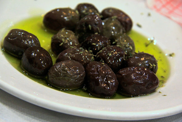 Azeitonas pretas servidas no To Kati Allo