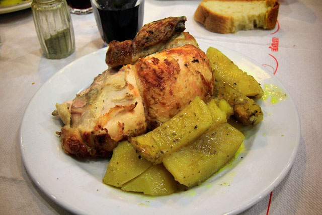 Frango com batatas servido no To Kati Allo