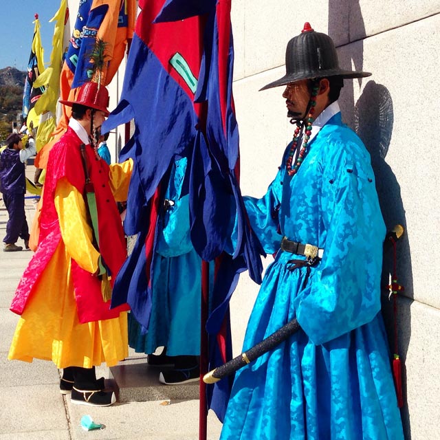 Soldados da Sumunjang, a guarda do Palácio Gyeongbokgung (via Instagram)