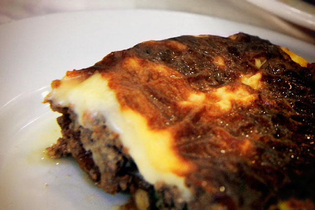 Moussaka servida no To Kati Allo