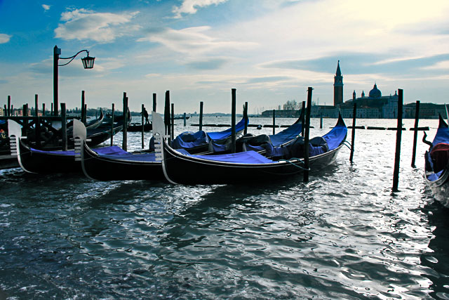Gôndolas ancoradas na Riva degli Schiavoni. Ao fundo,