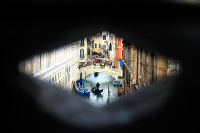 Rio de Palazzo e de Canonica visto de dentro da Ponte dei Sospiri