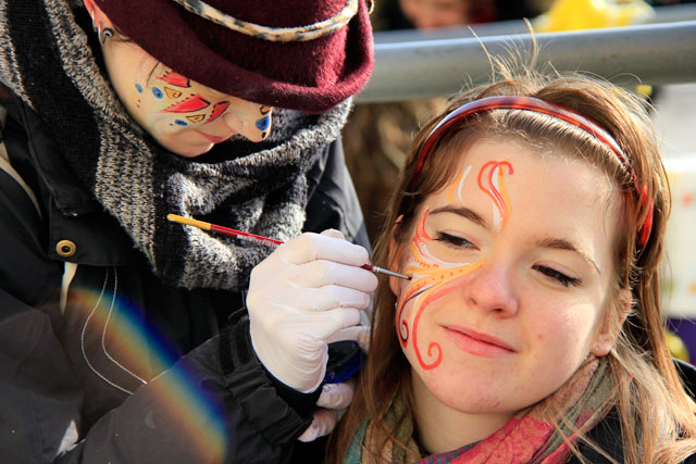Estudantes de belas artes pintam os rostos dos visitantes, na Riva degli Schiavoni