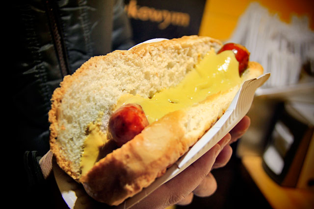 Cachorro-quente servido em estabelecimento da Rua Grodzka