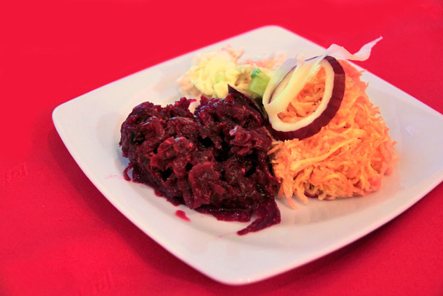 Salada de legumes e vegetais servida no U Czarnego 