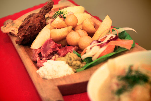 Tabuleiro variado (koryto rozmaitosci) servido no U Czarnego 