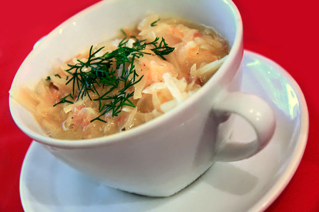 Sopa de vegetais servida no U Czarnego