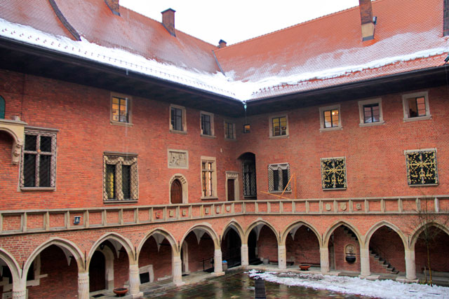 Pátio central do Collegium Maius, na Universidade Jaguelônica