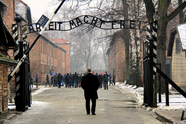 A frase “Arbeit Macht Frei”, no portão da entrada principal de Auschwitz I
