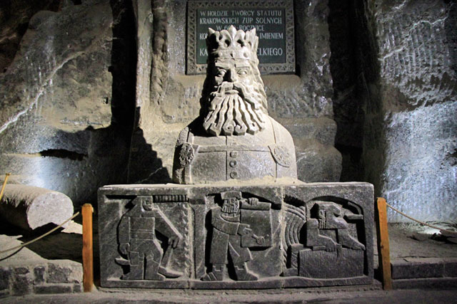 Estátua do Rei Casimiro, o Grande esculpida em sal, mas minas de sal de Wieliczka