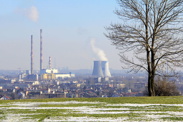 Cracóvia vista da base do Monte Krakus. Destaque para as chaminés da Elektrociepłownia Kraków