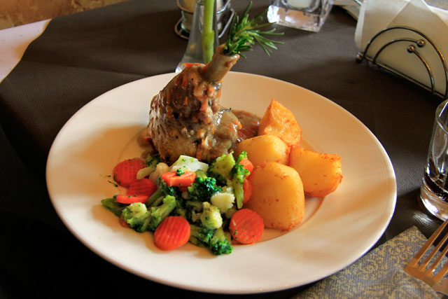 Joelho de cordeiro servido no Awiw