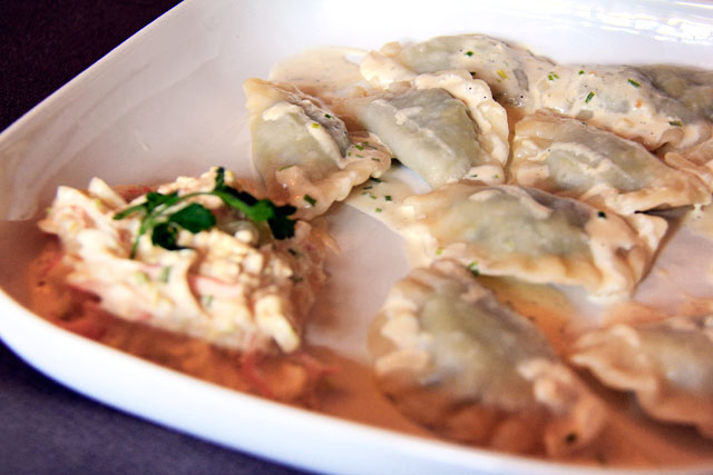 Pierogi recheados com frango, espinafre, muçarela e molho de alho