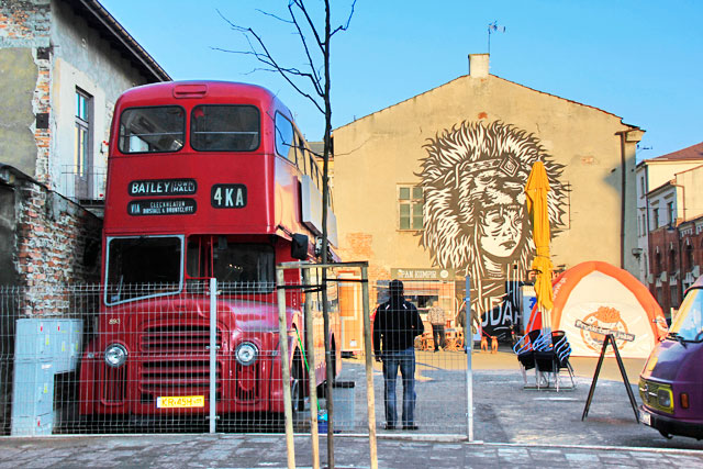 Área destinada a food trucks, na via Świętego Wawrzyńca, em Kazimiers