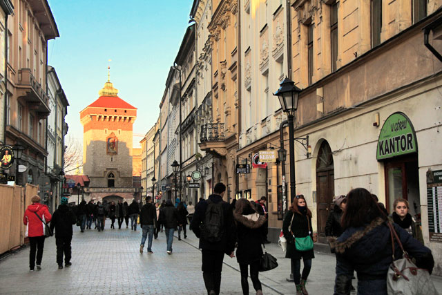 Rua Floriańska. Portão de São Floriano ao fundo