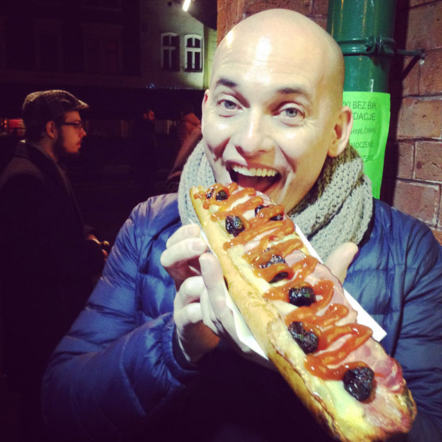 Devorando um zapiekanki, na Praça Nova (via Instagram)