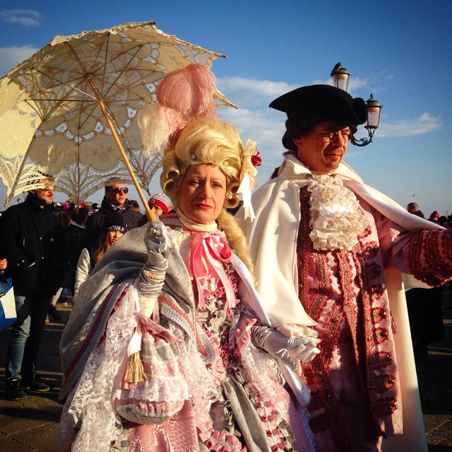 Foliões na Riva degli Schiavoni (via Instagram)