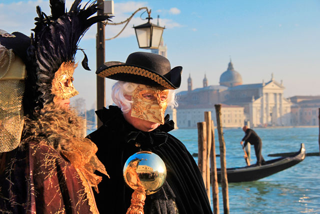 Foliões na Riva degli Schiavoni. Chiesa San Giorgio Maggiore ao fundo
