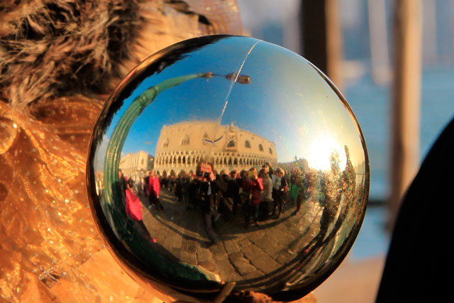 No detalhe da alegoria de uma foliona, turistas se amontoam por uma fotografia, na Riva degli Schiavoni