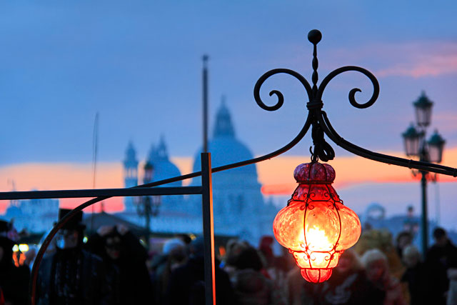 Riva degli Schiavoni. Santa Maria della Salute ao fundo