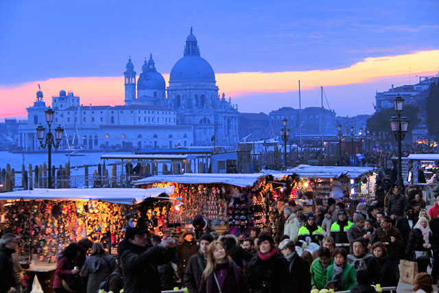 Riva degli Schiavoni. Santa Maria della Salute ao fundo