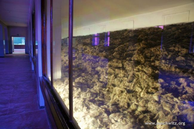 Cabelos humanos. Foto: Paweł Sawicki. Disponível em http://auschwitz.org 