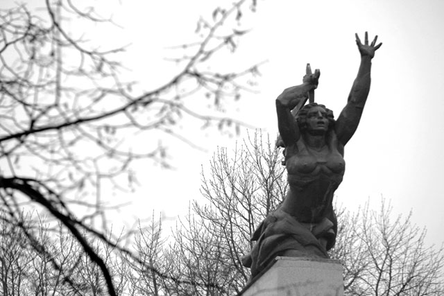 Monumento aos Herois de Varsóvia (Pomnik Bohaterów Warszawy), no início da Avenida Solidarności