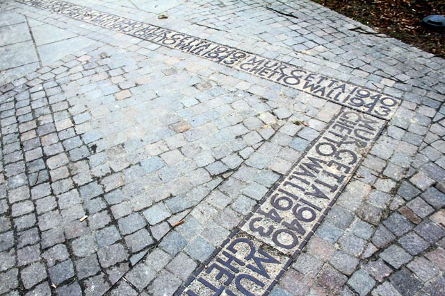 Memorial que demarca a linha do muro do extinto Gueto de Varsóvia