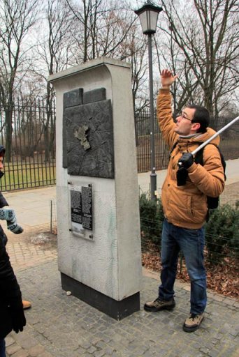 Memorial da esquina das ruas Władysław Anders e Świętojerska, uma das entradas do Gueto de Varsóvia