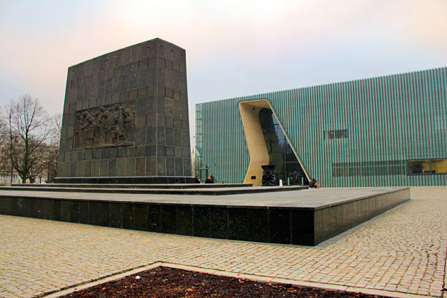 Monumento aos Heróis do Gueto (Pomnik Bohaterów Getta). Museu da História dos Judeus Poloneses ao fundo