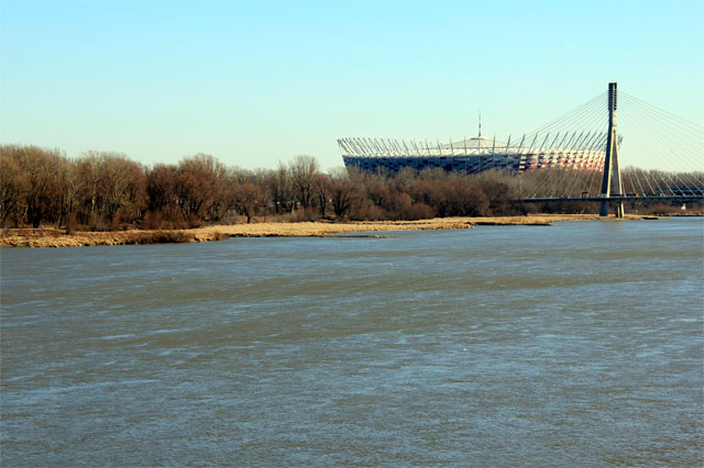 Rio Vístula visto da ponte Śląsko-Dąbrowski. Estádio PGE Narodowy ao fundo
