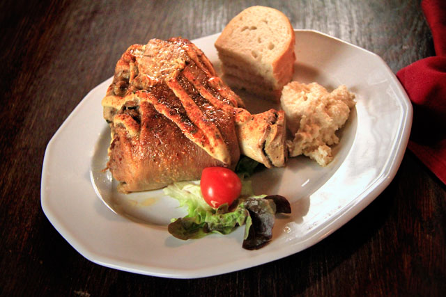 Joelho de porco servido no Złoty Król