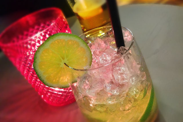 Caipirinha servida em bar da Nowy Świat 