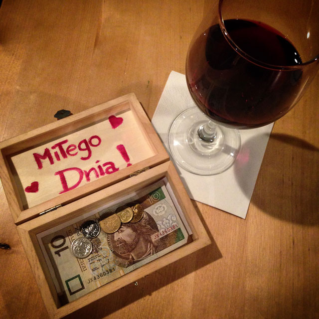 Inscrição Mitego dnia (tenha um bom dia), no "porta conta" do Lubię To (via Instagram)