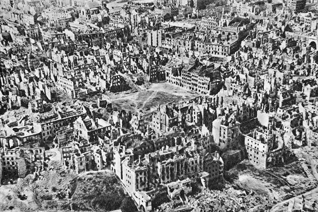 Cidade Velha em ruínas, em dezembro de 1944. Foto: Agência Polonesa de Imprensa 