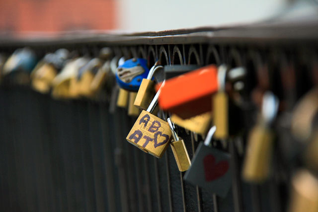 Cadeados pendurados na balaustrada do deck de observação da colina Gnonja