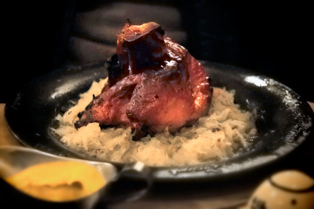 Golonka (joelho de porco) servido no Zapiecek