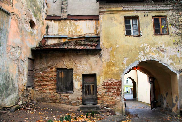 Construção decadente no entorno da Igreja Santa Trindade
