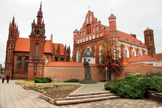 Igrejas de Santa Ana (à esquerda) e de São Francisco e São Bernardino