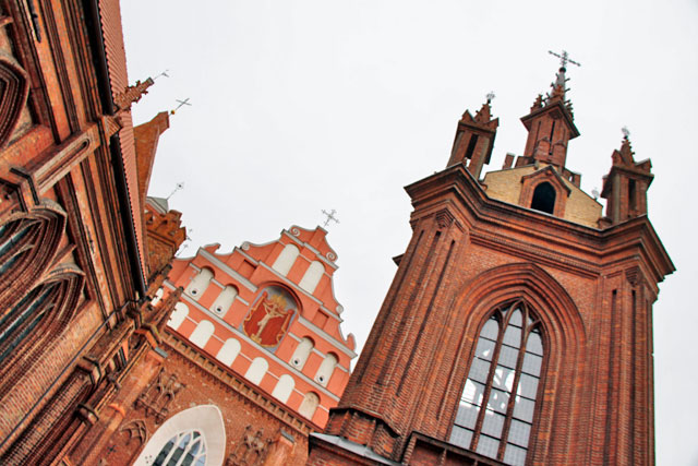Torre da Igreja de Santa Ana à direita e Igreja de São Francisco e São Bernardino ao fundo
