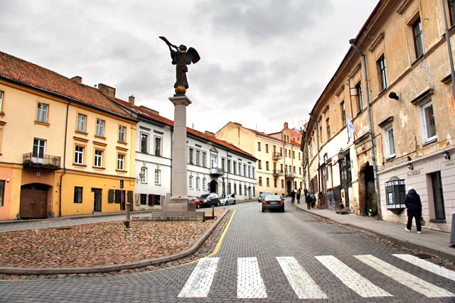 Escultura do Anjo de Užupis (Užupis angelas), no distrito de Užupis