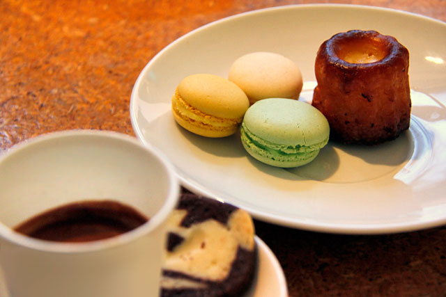 Espresso com macarrons e kanelės, servido em cafeteria de Užupis